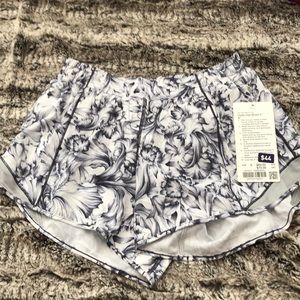 Lululemon Hotty Hot Short II 4” Sz 8